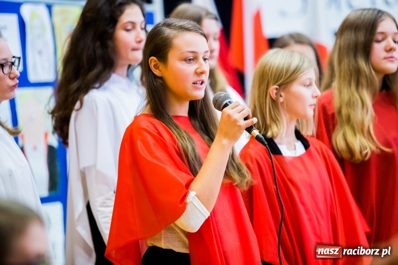 Zdjęcie w galerii na portalu naszraciborz.pl: W SP13 odbyła się uroczysta akademia z okazji Dnia Niepodległości wiadomości z regionu