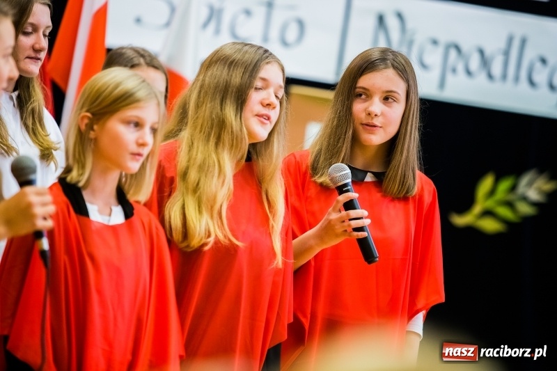 Zdjęcie w galerii na portalu naszraciborz.pl: W SP13 odbyła się uroczysta akademia z okazji Dnia Niepodległości wiadomości z regionu