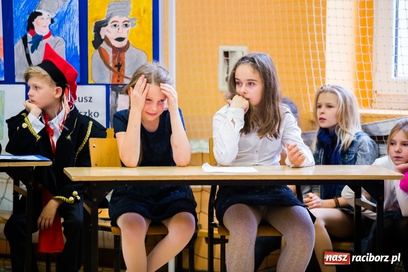 Zdjęcie w galerii na portalu naszraciborz.pl: W SP13 odbyła się uroczysta akademia z okazji Dnia Niepodległości wiadomości z regionu