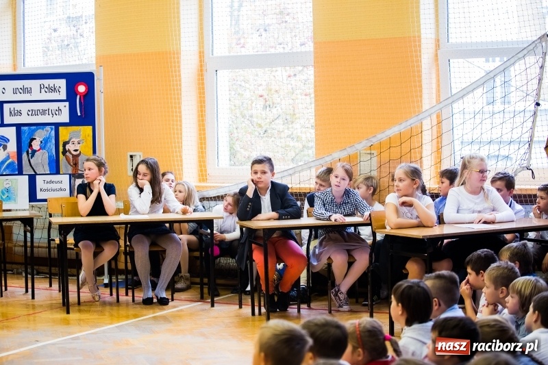 Zdjęcie w galerii na portalu naszraciborz.pl: W SP13 odbyła się uroczysta akademia z okazji Dnia Niepodległości wiadomości z regionu
