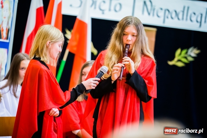 Zdjęcie w galerii na portalu naszraciborz.pl: W SP13 odbyła się uroczysta akademia z okazji Dnia Niepodległości wiadomości z regionu