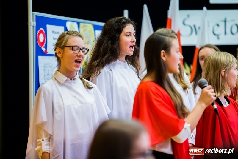 Zdjęcie w galerii na portalu naszraciborz.pl: W SP13 odbyła się uroczysta akademia z okazji Dnia Niepodległości wiadomości z regionu