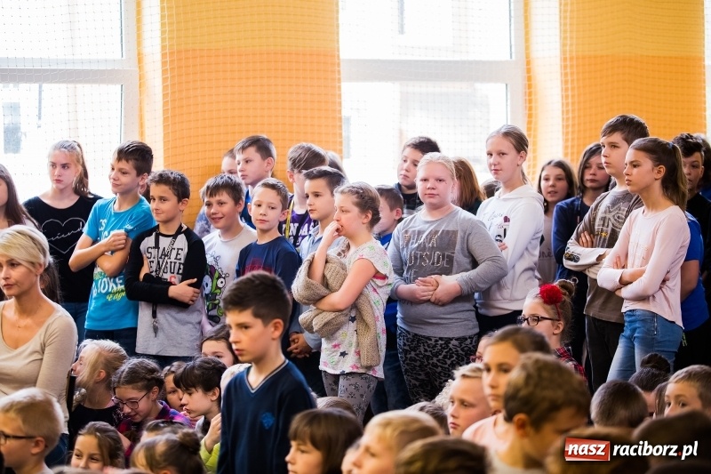 Zdjęcie w galerii na portalu naszraciborz.pl: W SP13 odbyła się uroczysta akademia z okazji Dnia Niepodległości wiadomości z regionu