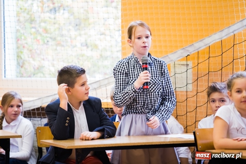 Zdjęcie w galerii na portalu naszraciborz.pl: W SP13 odbyła się uroczysta akademia z okazji Dnia Niepodległości wiadomości z regionu