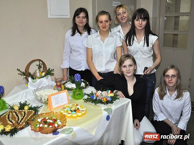 Zdjęcie w galerii na portalu naszraciborz.pl: Pichcili pod okiem specjalisty wiadomości z regionu