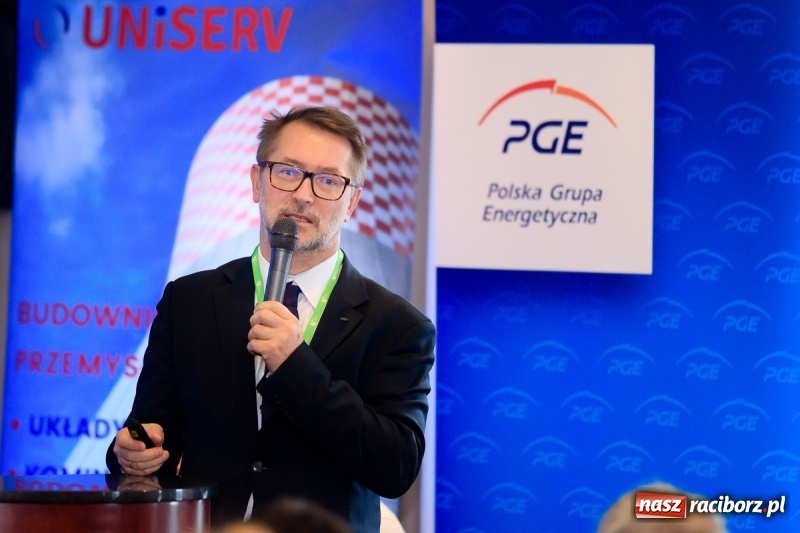 Zdjęcie w galerii na portalu naszraciborz.pl: Rafako o innowacjach w energetyce. Joachim Huwer z odznaką Zasłużony dla Energetyki  wiadomości z regionu