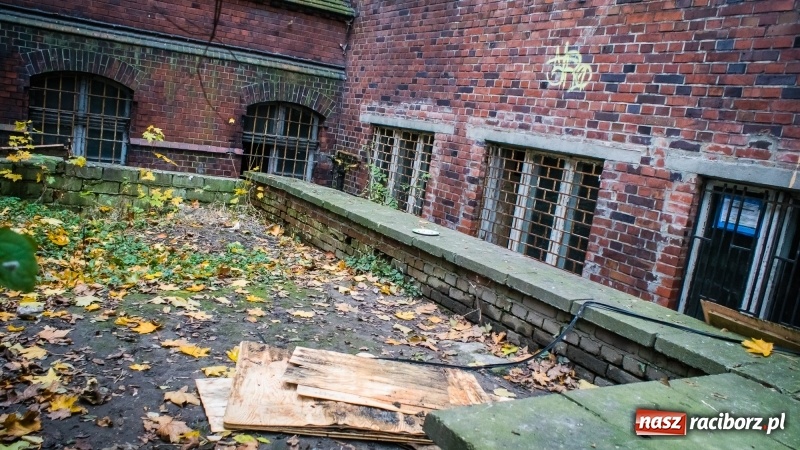 Zdjęcie w galerii na portalu naszraciborz.pl: Sodomy i Gomory w starym szpitalu ciąg dalszy. Czytelniczki alarmują o tym, co się dzieje w centrum Raciborza wiadomości z regionu