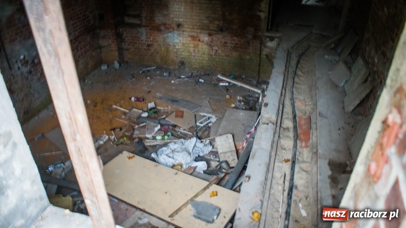 Zdjęcie w galerii na portalu naszraciborz.pl: Sodomy i Gomory w starym szpitalu ciąg dalszy. Czytelniczki alarmują o tym, co się dzieje w centrum Raciborza wiadomości z regionu