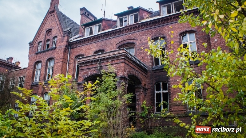 Zdjęcie w galerii na portalu naszraciborz.pl: Sodomy i Gomory w starym szpitalu ciąg dalszy. Czytelniczki alarmują o tym, co się dzieje w centrum Raciborza wiadomości z regionu