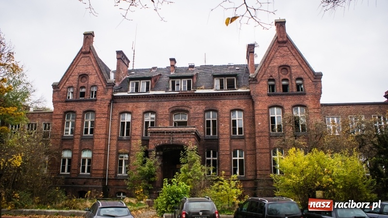 Zdjęcie w galerii na portalu naszraciborz.pl: Sodomy i Gomory w starym szpitalu ciąg dalszy. Czytelniczki alarmują o tym, co się dzieje w centrum Raciborza wiadomości z regionu