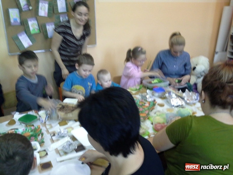 Zdjęcie w galerii na portalu naszraciborz.pl: Pierwszaki z SP4 wzięły udział w Europejskim Dniu Zdrowego Żywienia wiadomości z regionu