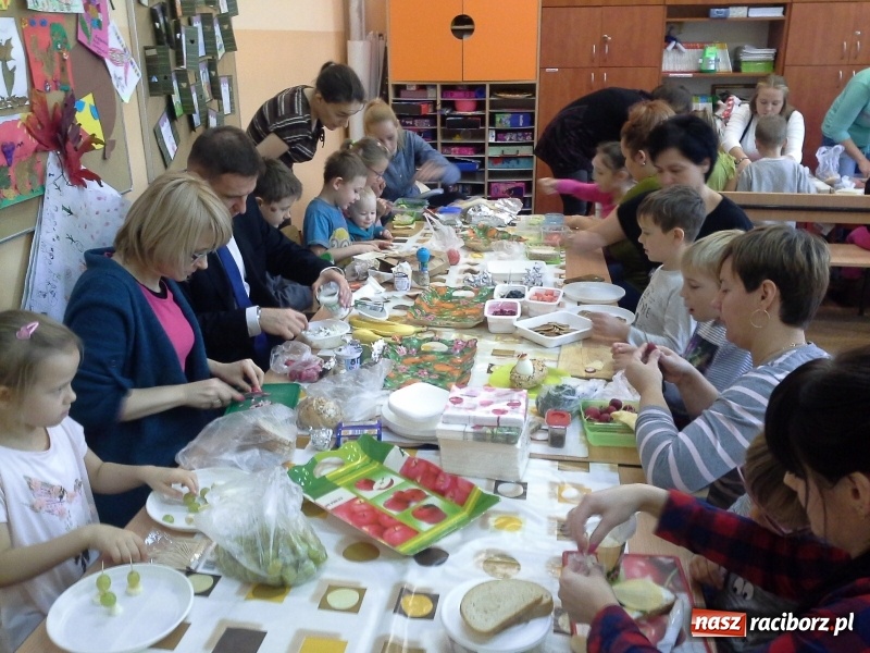 Zdjęcie w galerii na portalu naszraciborz.pl: Pierwszaki z SP4 wzięły udział w Europejskim Dniu Zdrowego Żywienia wiadomości z regionu