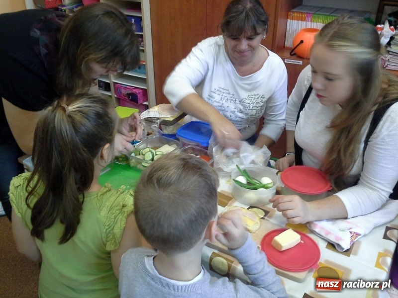 Zdjęcie w galerii na portalu naszraciborz.pl: Pierwszaki z SP4 wzięły udział w Europejskim Dniu Zdrowego Żywienia wiadomości z regionu