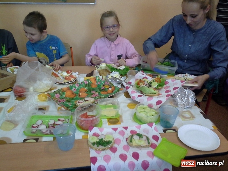 Zdjęcie w galerii na portalu naszraciborz.pl: Pierwszaki z SP4 wzięły udział w Europejskim Dniu Zdrowego Żywienia wiadomości z regionu