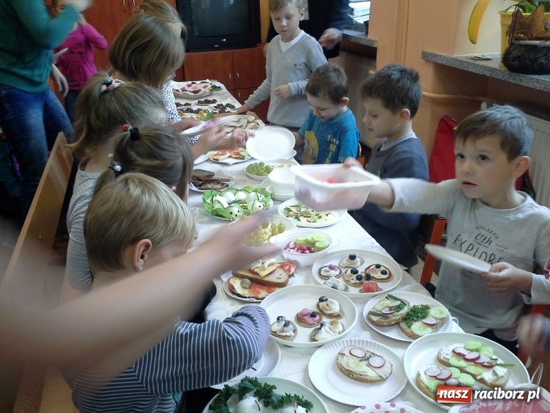 Zdjęcie w galerii na portalu naszraciborz.pl: Pierwszaki z SP4 wzięły udział w Europejskim Dniu Zdrowego Żywienia wiadomości z regionu