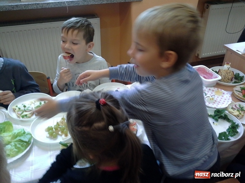 Zdjęcie w galerii na portalu naszraciborz.pl: Pierwszaki z SP4 wzięły udział w Europejskim Dniu Zdrowego Żywienia wiadomości z regionu