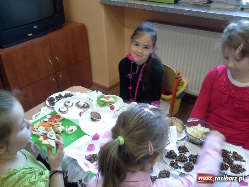 Zdjęcie w galerii na portalu naszraciborz.pl: Pierwszaki z SP4 wzięły udział w Europejskim Dniu Zdrowego Żywienia wiadomości z regionu