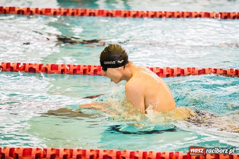 Zdjęcie w galerii na portalu naszraciborz.pl: Rejonowe finały w pływaniu w ZSOMS wiadomości z regionu
