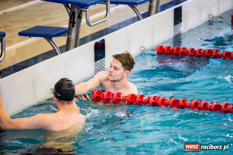 Zdjęcie w galerii na portalu naszraciborz.pl: Rejonowe finały w pływaniu w ZSOMS wiadomości z regionu