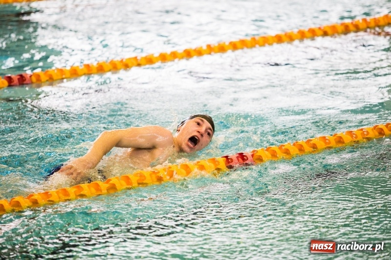Zdjęcie w galerii na portalu naszraciborz.pl: Rejonowe finały w pływaniu w ZSOMS wiadomości z regionu