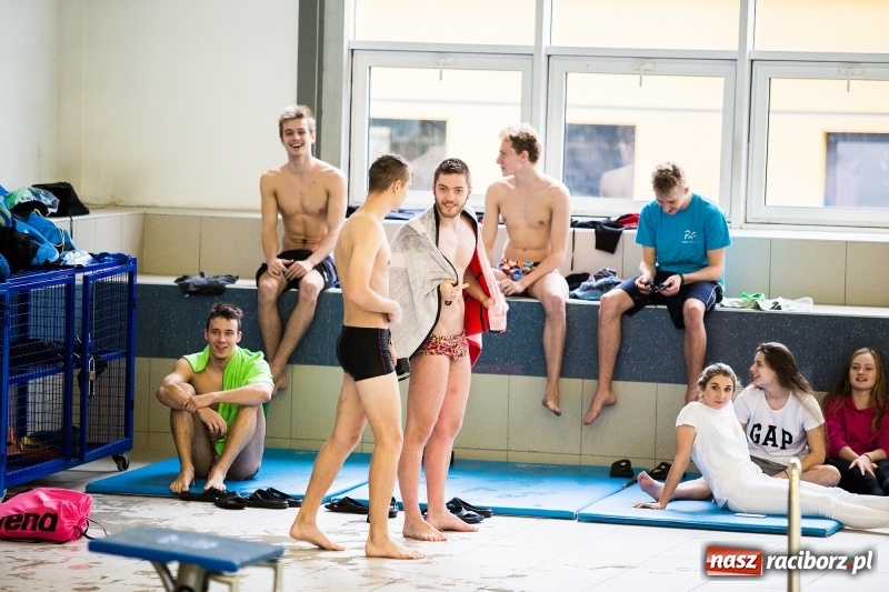 Zdjęcie w galerii na portalu naszraciborz.pl: Rejonowe finały w pływaniu w ZSOMS wiadomości z regionu
