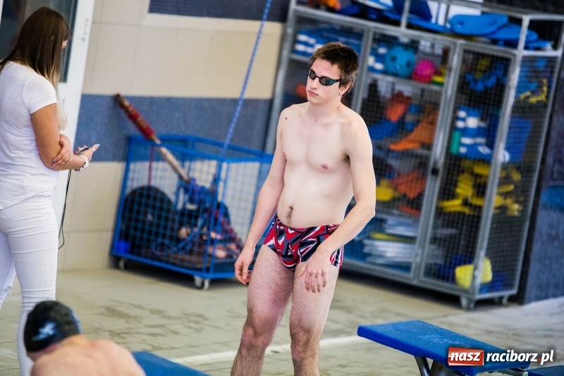 Zdjęcie w galerii na portalu naszraciborz.pl: Rejonowe finały w pływaniu w ZSOMS wiadomości z regionu