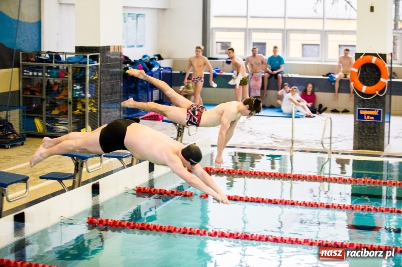 Zdjęcie w galerii na portalu naszraciborz.pl: Rejonowe finały w pływaniu w ZSOMS wiadomości z regionu