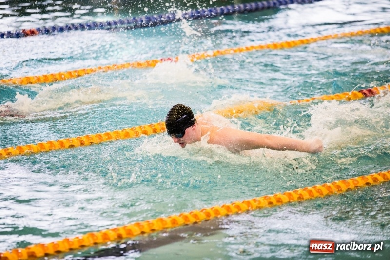 Zdjęcie w galerii na portalu naszraciborz.pl: Rejonowe finały w pływaniu w ZSOMS wiadomości z regionu