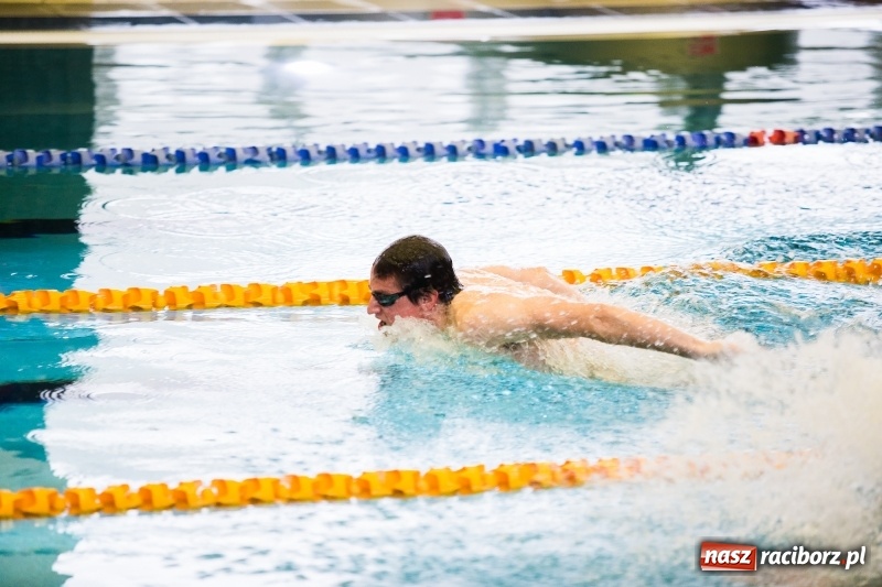 Zdjęcie w galerii na portalu naszraciborz.pl: Rejonowe finały w pływaniu w ZSOMS wiadomości z regionu