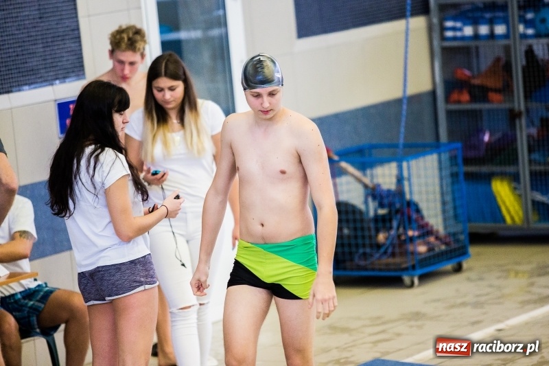 Zdjęcie w galerii na portalu naszraciborz.pl: Rejonowe finały w pływaniu w ZSOMS wiadomości z regionu