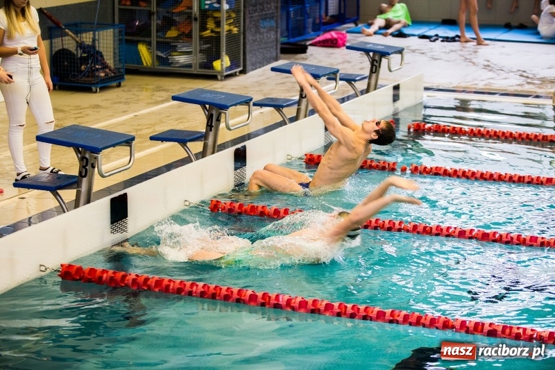 Zdjęcie w galerii na portalu naszraciborz.pl: Rejonowe finały w pływaniu w ZSOMS wiadomości z regionu