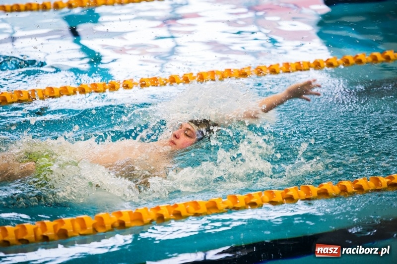 Zdjęcie w galerii na portalu naszraciborz.pl: Rejonowe finały w pływaniu w ZSOMS wiadomości z regionu