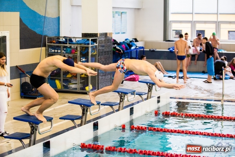Zdjęcie w galerii na portalu naszraciborz.pl: Rejonowe finały w pływaniu w ZSOMS wiadomości z regionu