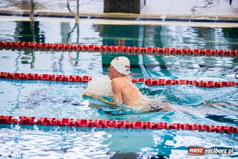 Zdjęcie w galerii na portalu naszraciborz.pl: Rejonowe finały w pływaniu w ZSOMS wiadomości z regionu