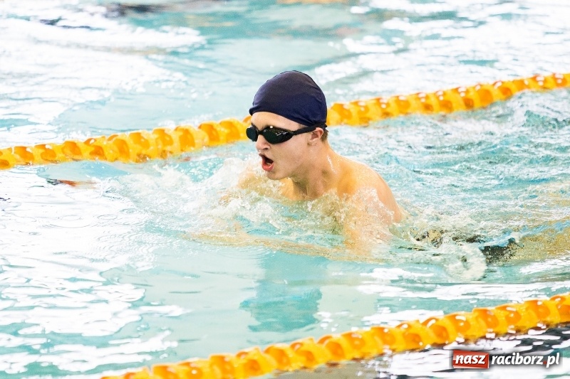 Zdjęcie w galerii na portalu naszraciborz.pl: Rejonowe finały w pływaniu w ZSOMS wiadomości z regionu