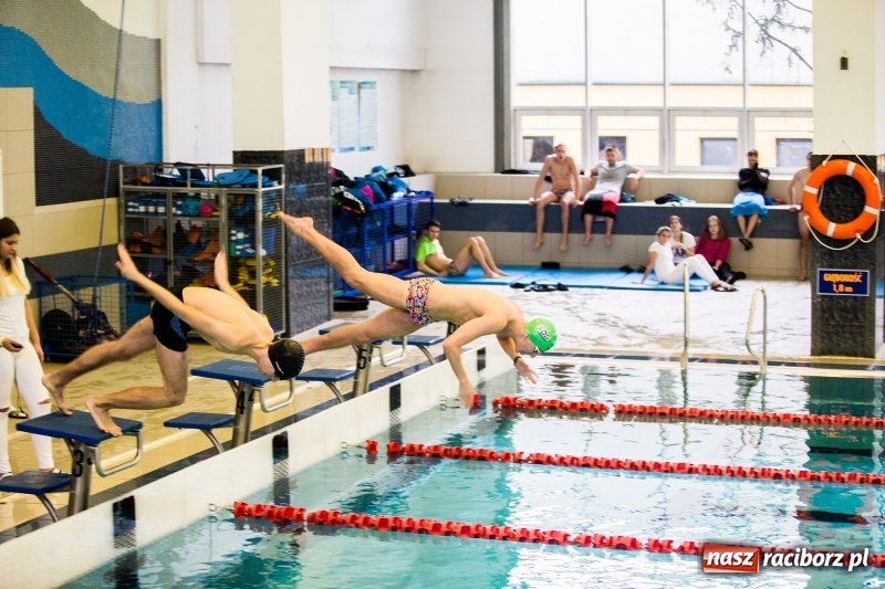 Zdjęcie w galerii na portalu naszraciborz.pl: Rejonowe finały w pływaniu w ZSOMS wiadomości z regionu