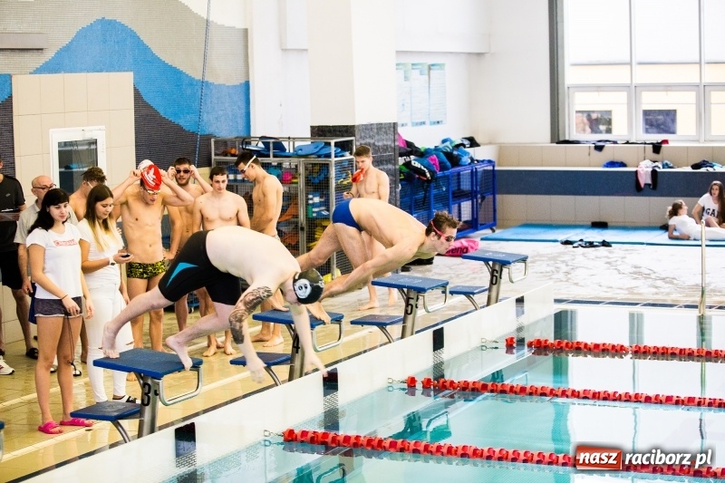 Zdjęcie w galerii na portalu naszraciborz.pl: Rejonowe finały w pływaniu w ZSOMS wiadomości z regionu