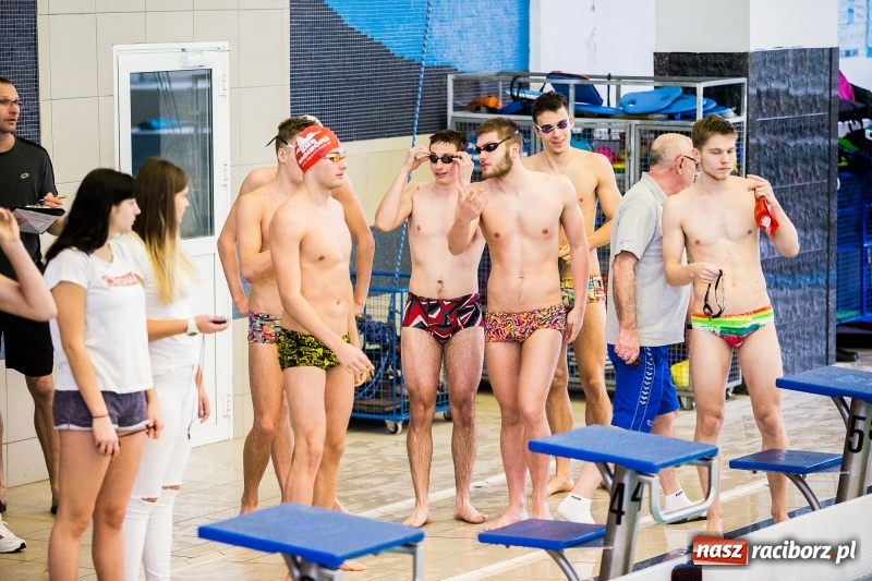 Zdjęcie w galerii na portalu naszraciborz.pl: Rejonowe finały w pływaniu w ZSOMS wiadomości z regionu