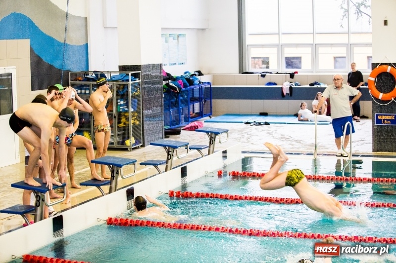 Zdjęcie w galerii na portalu naszraciborz.pl: Rejonowe finały w pływaniu w ZSOMS wiadomości z regionu