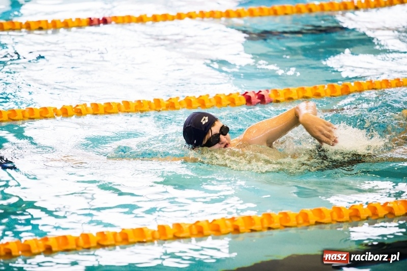 Zdjęcie w galerii na portalu naszraciborz.pl: Rejonowe finały w pływaniu w ZSOMS wiadomości z regionu