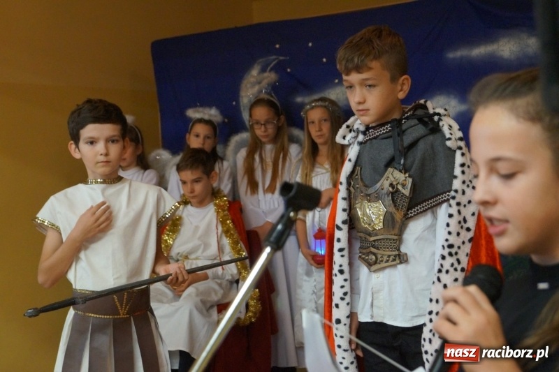 Zdjęcie w galerii na portalu naszraciborz.pl: W Nędzy św. Marcin w dwóch językach. Orszak przeszedł ulicami wsi wiadomości z regionu