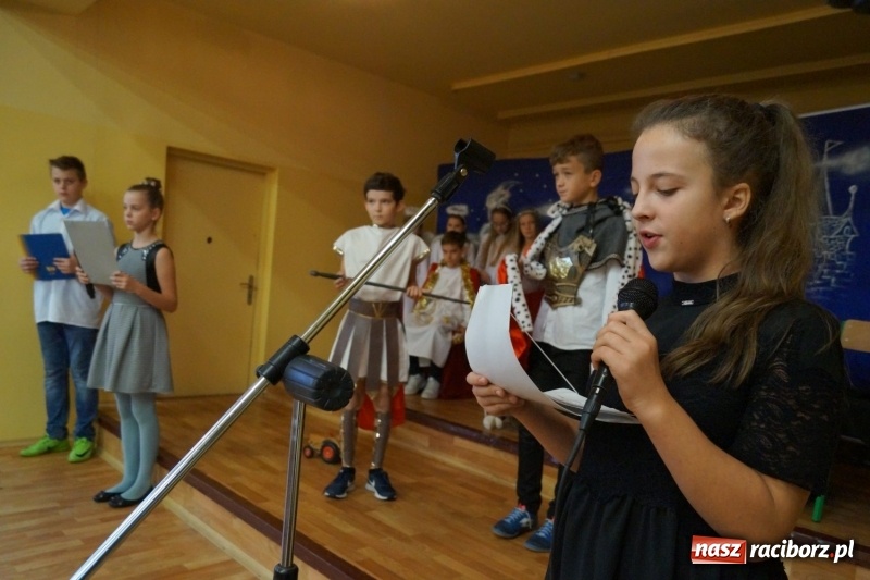 Zdjęcie w galerii na portalu naszraciborz.pl: W Nędzy św. Marcin w dwóch językach. Orszak przeszedł ulicami wsi wiadomości z regionu