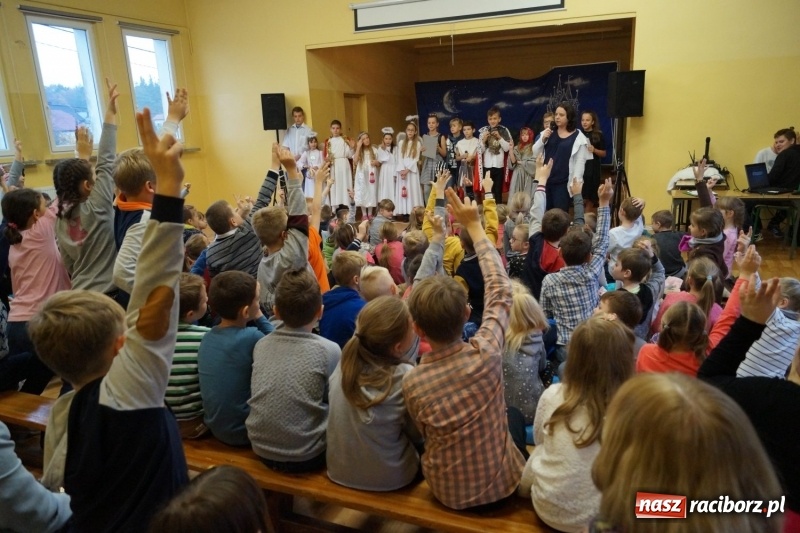 Zdjęcie w galerii na portalu naszraciborz.pl: W Nędzy św. Marcin w dwóch językach. Orszak przeszedł ulicami wsi wiadomości z regionu