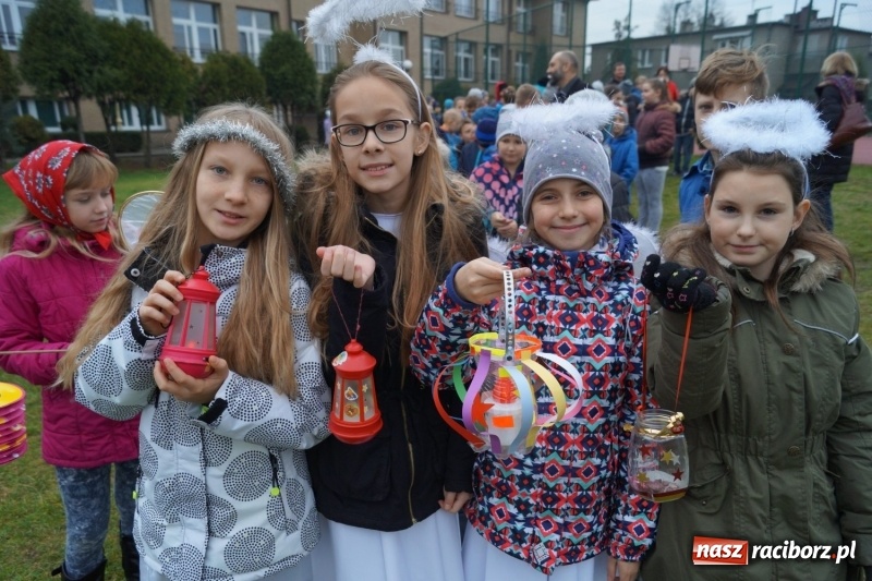 Zdjęcie w galerii na portalu naszraciborz.pl: W Nędzy św. Marcin w dwóch językach. Orszak przeszedł ulicami wsi wiadomości z regionu