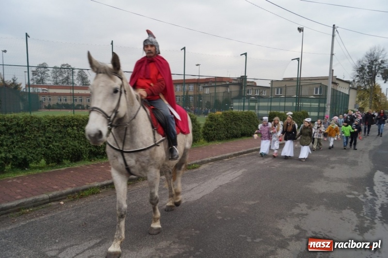 Zdjęcie w galerii na portalu naszraciborz.pl: W Nędzy św. Marcin w dwóch językach. Orszak przeszedł ulicami wsi wiadomości z regionu
