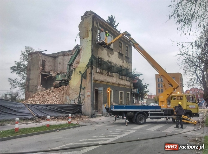 Zdjęcie w galerii na portalu naszraciborz.pl: Trwa rozbiórka kamienicy przy placu Wolności wiadomości z regionu
