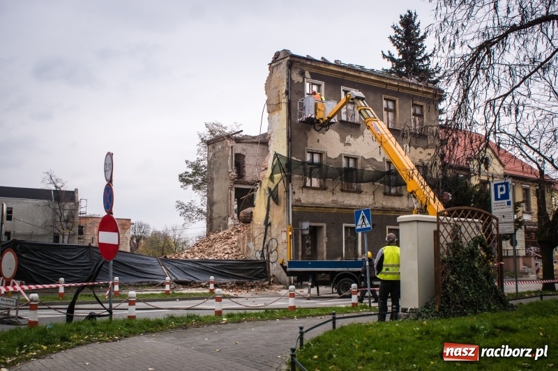 Zdjęcie w galerii na portalu naszraciborz.pl: Trwa rozbiórka kamienicy przy placu Wolności wiadomości z regionu
