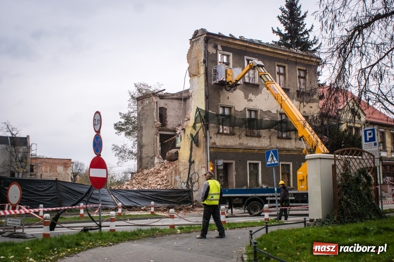 Zdjęcie w galerii na portalu naszraciborz.pl: Trwa rozbiórka kamienicy przy placu Wolności wiadomości z regionu