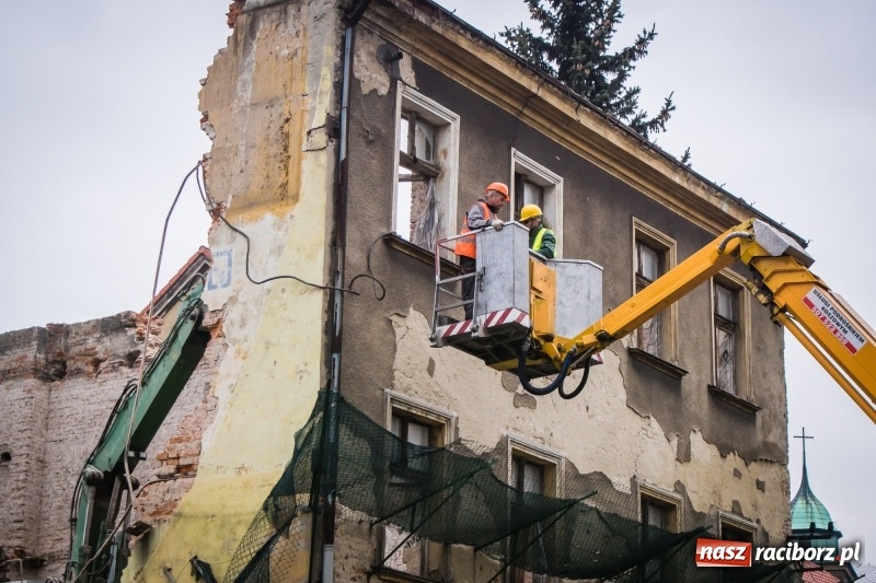 Zdjęcie w galerii na portalu naszraciborz.pl: Trwa rozbiórka kamienicy przy placu Wolności wiadomości z regionu