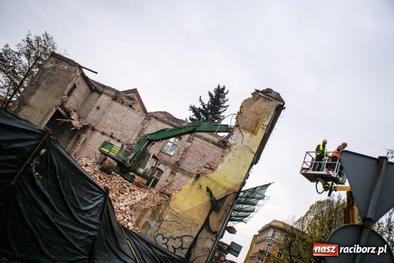 Zdjęcie w galerii na portalu naszraciborz.pl: Trwa rozbiórka kamienicy przy placu Wolności wiadomości z regionu